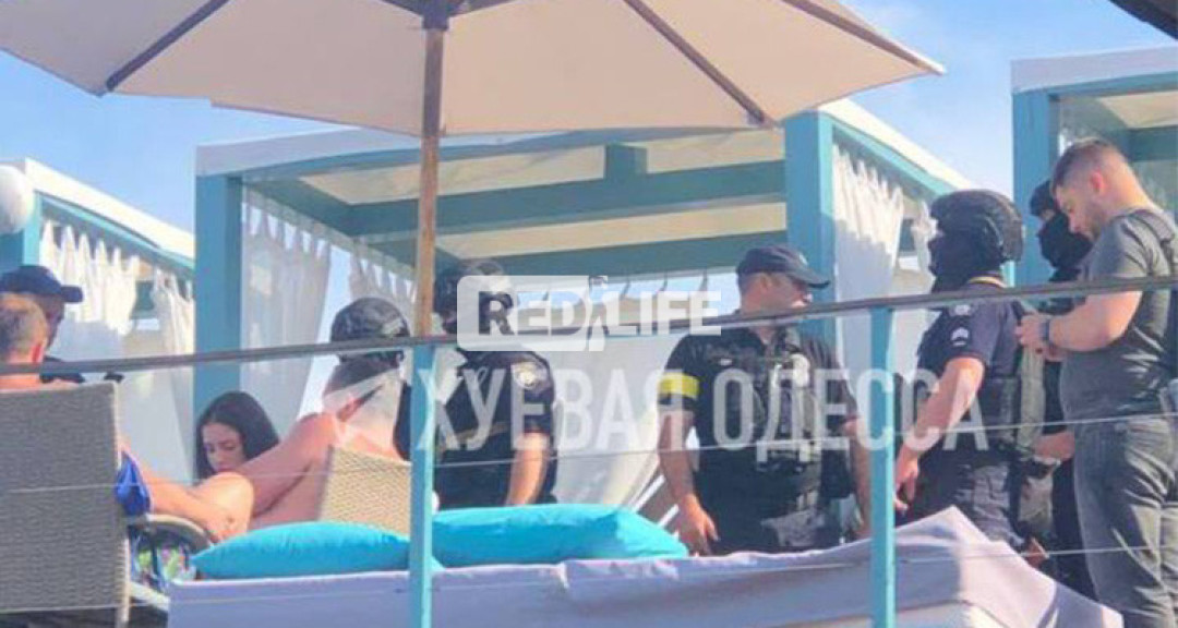 A város strandján végzett nyilvános