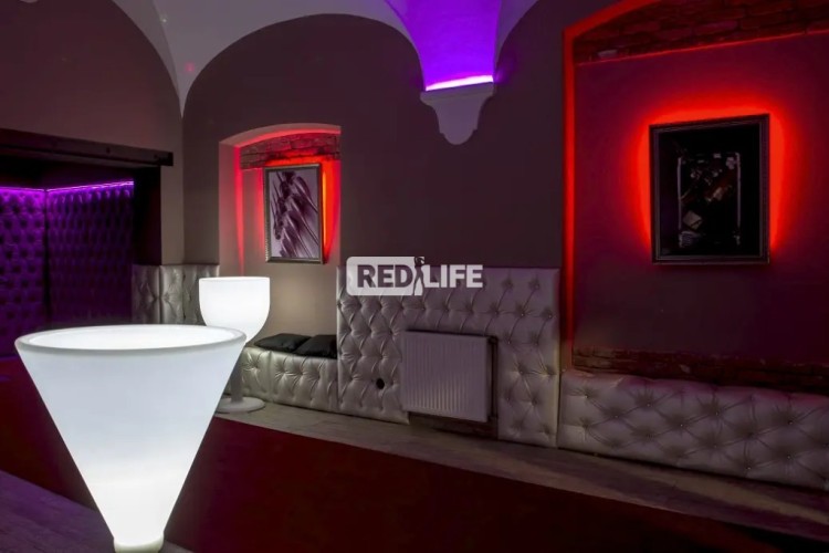felszolgáló hostess promoter pultos sztriptíz