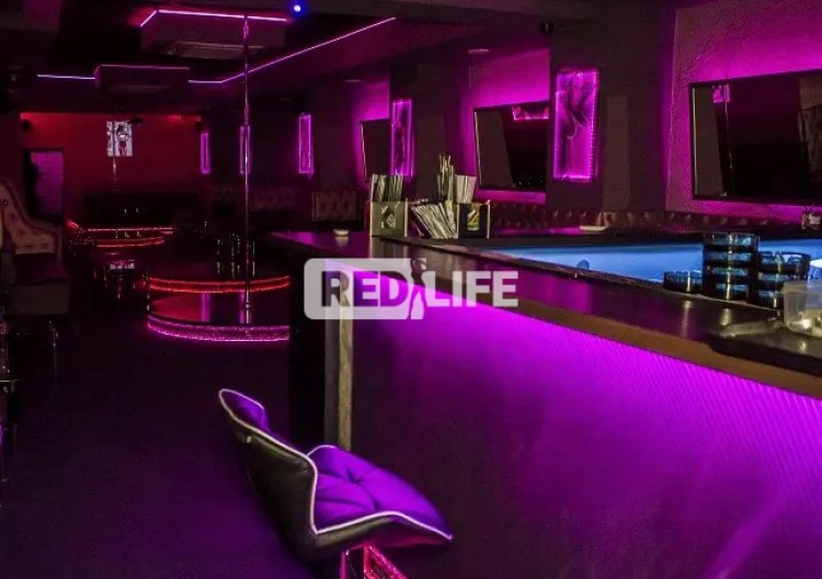 felszolgáló hostess promoter pultos sztriptíz