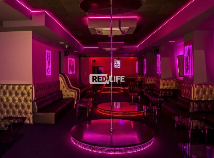 felszolgáló hostess promoter pultos sztriptíz